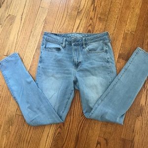 American Eagle Light Wash Hi Rise Jegging